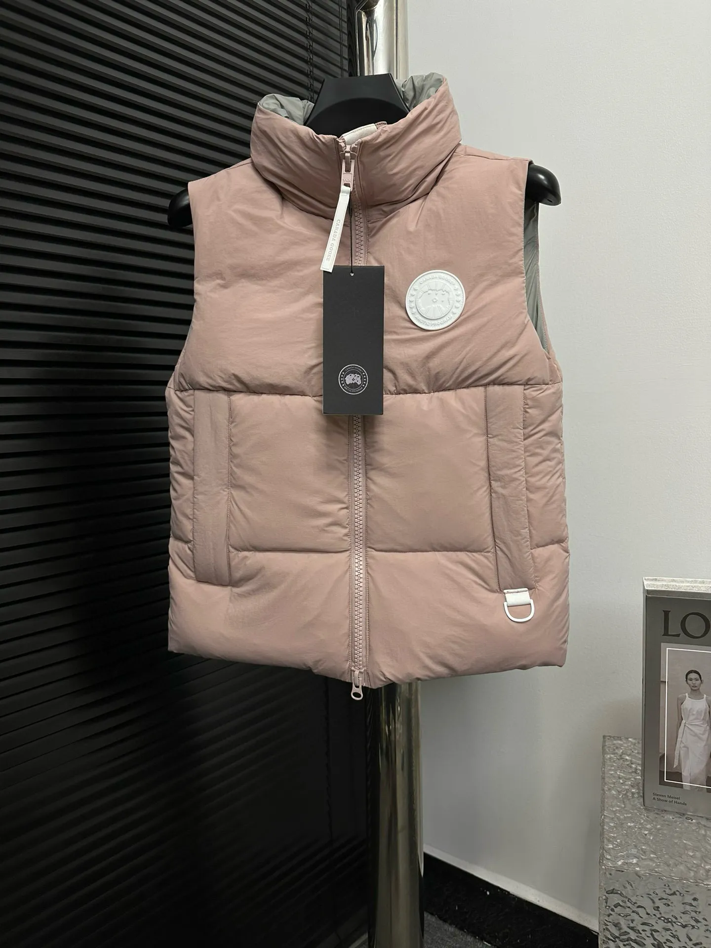 P490 【CANADA GOOSE】PASTELS white label series down vest. The white label series is a capsule limited series and the most popular PASTELS series this year. The chest labels are all white badges with pure silicone texture. The pattern has a strong contrast between concave and convex. The topographic map of Canada on the badge is lifelike. The plastic material used for currency logos on the market is very hard to the touch! Our original independent order accessories are all one-to-one customized original accessories. The imported YKK zippers have correct teeth, while the teeth of the fake zippers are very thick. The zipper webbing logo is printed with 3M fluorescent printing, and the original custom-made washable label. The placket webbing and wiring details are all restored to the original ones. Size: XS S M L XL XXL
